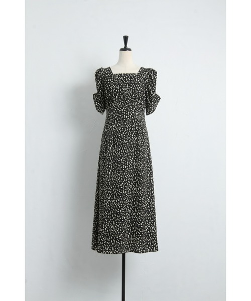 &. NOSTALGIA（アンドドットノスタルジア）の「スクエアネック