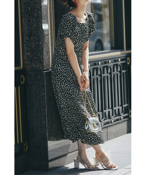 &. NOSTALGIA（アンドドットノスタルジア）の「スクエアネック