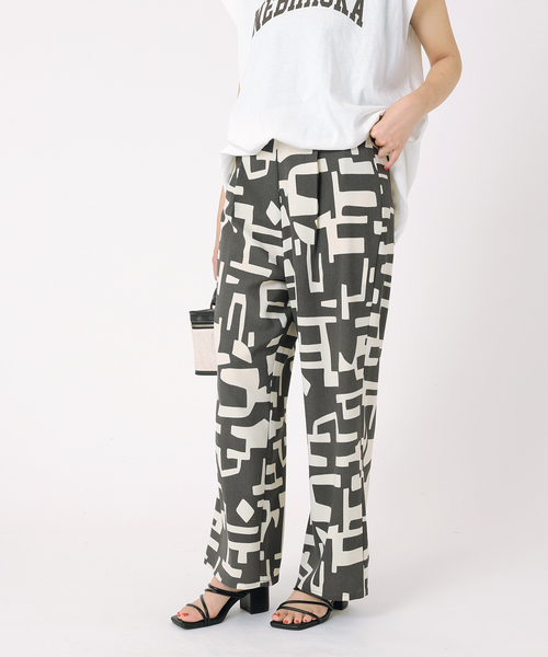 B.C STOCK（ベーセーストック）の「artモチーフプリントパンツ（スラックス・レディース・グレー/ブラウン・FREE）」の4枚目の写真