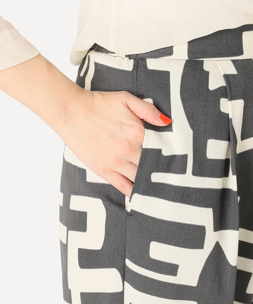 B.C STOCK（ベーセーストック）の「artモチーフプリントパンツ（スラックス・レディース・グレー/ブラウン・FREE）」の18枚目の写真