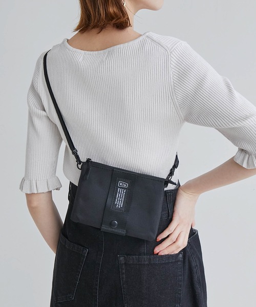 KiU（キウ）の「【一部店舗限定】【KiU/キウ】ETIQUETTE POUCH（ボディバッグ/ウエストポーチ・レディース・グリーン系その他/ホワイト系その他4/ブラック・FREE）」の2枚目の写真