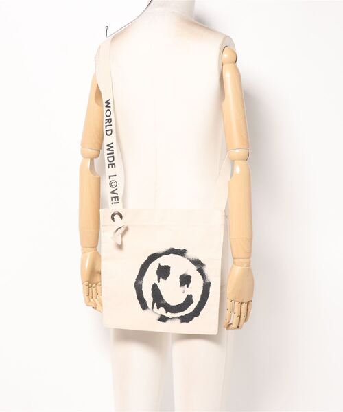 WORLD WIDE LOVE!（ワールドワイドラブ）の「デッドスマイルサコッシュ（ショルダーバッグ・レディース・ブラック/ネイビー/キナリ・FREE）」の8枚目の写真