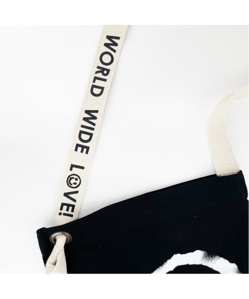 WORLD WIDE LOVE!（ワールドワイドラブ）の「デッドスマイルサコッシュ（ショルダーバッグ・レディース・ブラック/ネイビー/キナリ・FREE）」の4枚目の写真