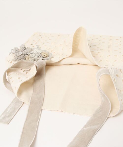 m.soeur（エムスール）の「刺繍レースのトートバッグ＊コサージュ付き（トートバッグ・レディース・ホワイト・FREE）」の5枚目の写真