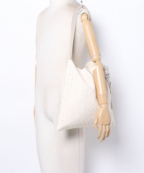 m.soeur（エムスール）の「刺繍レースのトートバッグ＊コサージュ付き（トートバッグ・レディース・ホワイト・FREE）」の3枚目の写真