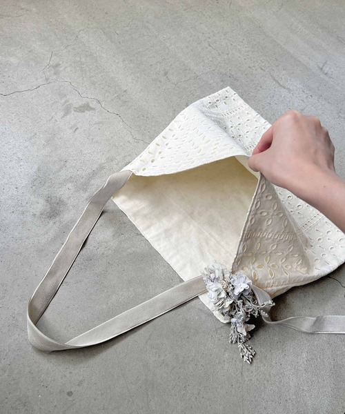 m.soeur（エムスール）の「刺繍レースのトートバッグ＊コサージュ付き（トートバッグ・レディース・ホワイト・FREE）」の4枚目の写真