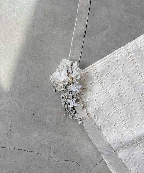 m.soeur（エムスール）の「刺繍レースのトートバッグ＊コサージュ付き（トートバッグ・レディース・ホワイト・FREE）」の2枚目の写真