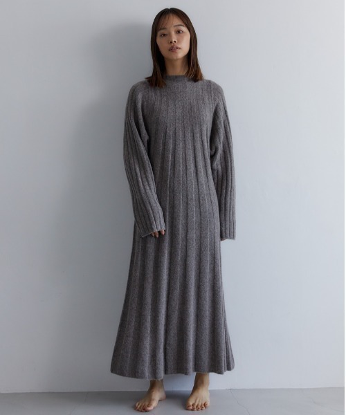 CASA FLINE（カーサフライン）の「リブフレアニットドレス（ワンピース・レディース・ライトグレー/レッド/ベージュ・FREE）」の4枚目の写真