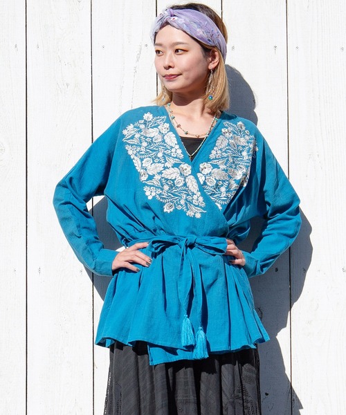 チャイハネ(チャイハネ)の「【チャイハネ】刺繍カシュクールトップス(その他トップス・レディース・ホワイト/ブルー・FREE)」の2枚目の写真
