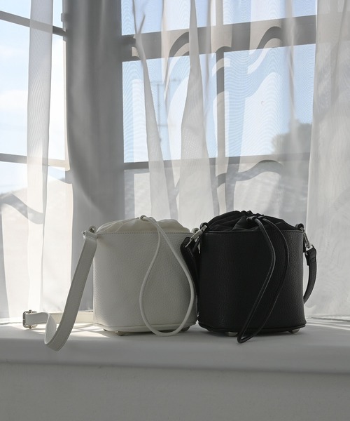 An+u（アンユー）の「ショルダー巾着バッグ ST（ショルダーバッグ・レディース・ホワイト/ブラック・ONE SIZE）」の21枚目の写真