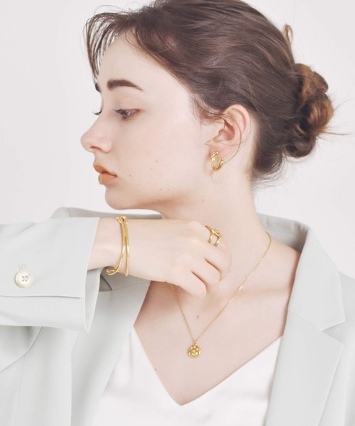 LHME（エルエイチエムイー）の「LHME ノットバングル/サージカルステンレス316L（金属アレルギー対応）（バングル/リストバンド・レディース・ゴールド/シルバー・ONE SIZE）」の16枚目の写真