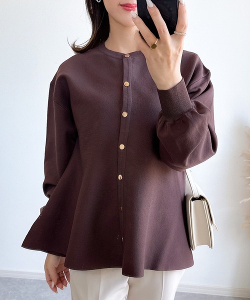 &. NOSTALGIA(アンドドットノスタルジア)の「(美香さんコラボカラー追加)【ZOZO限定】ペプラムチュニックカーデ(カーディガン/ボレロ・レディース・レッド/ホワイト/ブラック/グレー/ライトブルー/ピンク/ブラウン/グリーン/パープル/イエロー/アイボリー/ベビーピンク/ネイビー・M)」の5枚目の写真