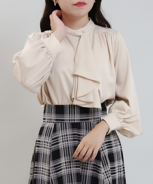 ASTORIA ODIER(アストリアオディール)の「アシメラッフルボウタイブラウス(シャツ/ブラウス・レディース・ベージュ/ホワイト×ブラック/ピンクベージュ/ホワイト・MEDIUM)」の3枚目の写真
