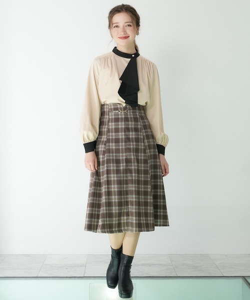 ASTORIA ODIER(アストリアオディール)の「アシメラッフルボウタイブラウス(シャツ/ブラウス・レディース・ベージュ/ホワイト×ブラック/ピンクベージュ/ホワイト・MEDIUM)」の6枚目の写真