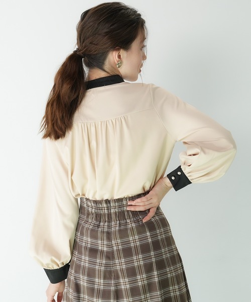 ASTORIA ODIER(アストリアオディール)の「アシメラッフルボウタイブラウス(シャツ/ブラウス・レディース・ベージュ/ホワイト×ブラック/ピンクベージュ/ホワイト・MEDIUM)」の8枚目の写真