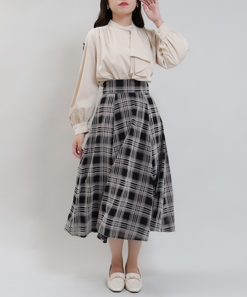 ASTORIA ODIER(アストリアオディール)の「アシメラッフルボウタイブラウス(シャツ/ブラウス・レディース・ベージュ/ホワイト×ブラック/ピンクベージュ/ホワイト・MEDIUM)」の14枚目の写真