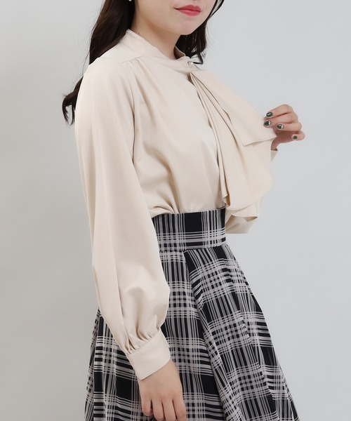 ASTORIA ODIER(アストリアオディール)の「アシメラッフルボウタイブラウス(シャツ/ブラウス・レディース・ベージュ/ホワイト×ブラック/ピンクベージュ/ホワイト・MEDIUM)」の12枚目の写真