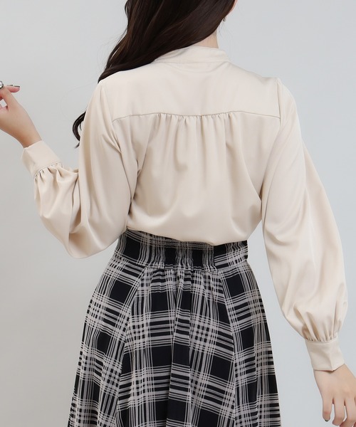 ASTORIA ODIER(アストリアオディール)の「アシメラッフルボウタイブラウス(シャツ/ブラウス・レディース・ベージュ/ホワイト×ブラック/ピンクベージュ/ホワイト・MEDIUM)」の13枚目の写真