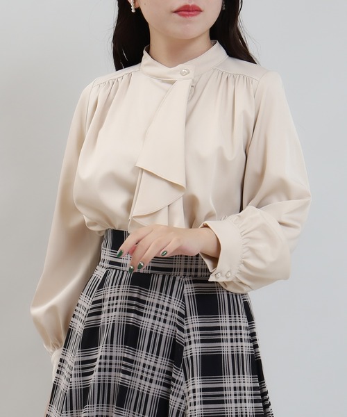 ASTORIA ODIER(アストリアオディール)の「アシメラッフルボウタイブラウス(シャツ/ブラウス・レディース・ベージュ/ホワイト×ブラック/ピンクベージュ/ホワイト・MEDIUM)」の11枚目の写真