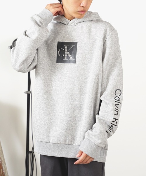 Calvin Klein（カルバン・クライン）の「Calvin Klein/カルバンクライン LS TRAVELING MONOGRAM LOGO P/O HOODIE フーディー（パーカー・メンズ・ホワイト/クリーム/ブラック/オリーブ/ヘザーグレー・S/L/M/XL）」の21枚目の写真
