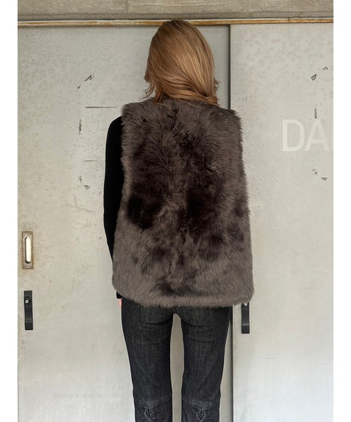 EGOIST（エゴイスト）の「シンプルフェイクファーベスト（ベスト・レディース・ライトブラウン/ダークグレー・FREE）」の11枚目の写真