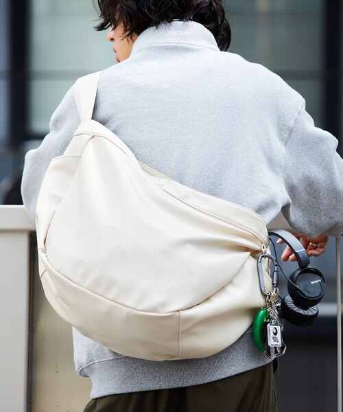 FREAK'S STORE（フリークスストア）の「ヴィーガンレザーニュースペーパーバッグ（ショルダーバッグ・メンズ・ブラック/オフホワイト/グリーン/グレー・ONE SIZE/ﾌﾘ-）」の20枚目の写真