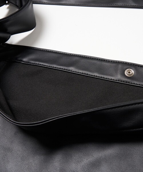 FREAK'S STORE（フリークスストア）の「ヴィーガンレザーニュースペーパーバッグ（ショルダーバッグ・メンズ・ブラック/オフホワイト/グリーン/グレー・ONE SIZE/ﾌﾘ-）」の18枚目の写真