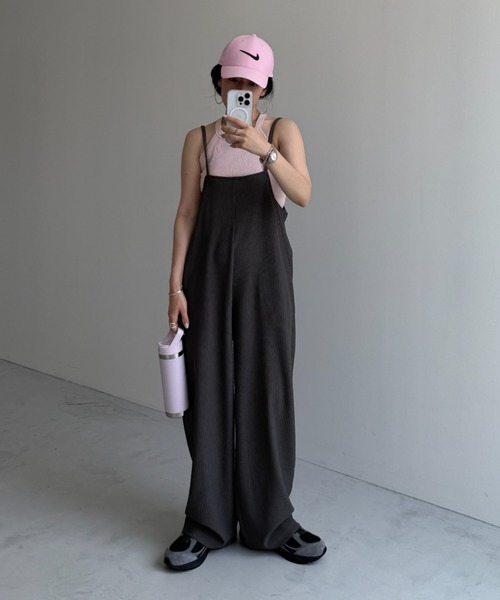 wee9s（ウィークス）の「Beginners salopette / ビギナーズサロペット,スクエアネック,ワイドシルエット（サロペット/オーバーオール・レディース・ベージュ/ブラック/チャコール・FREE）」の2枚目の写真