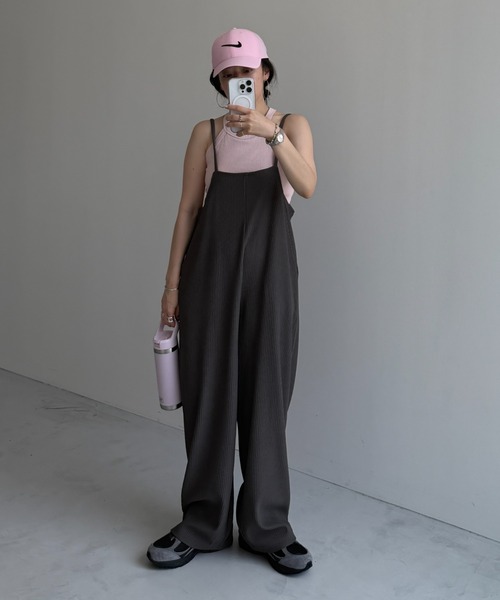 wee9s（ウィークス）の「Beginners salopette / ビギナーズサロペット,スクエアネック,ワイドシルエット（サロペット/オーバーオール・レディース・ベージュ/ブラック/チャコール・FREE）」の6枚目の写真