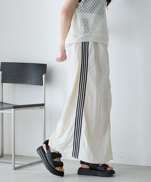 forksy.（フォルクシー）の「【forksy.】【セットアップ対応】ナイロントラックラインスカート（スカート・レディース・パープル/ネイビー/ライトブルー/オフホワイト・FREE）」の3枚目の写真