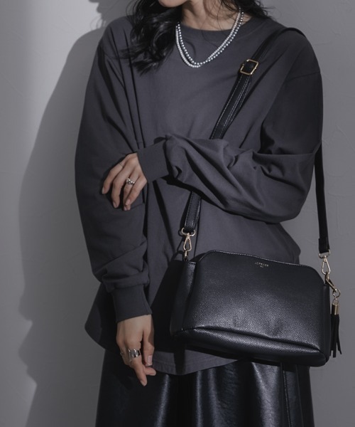 nissen(ニッセン)の「【販売終了】タッセル付きシンプルデザインショルダーバッグ(ショルダーバッグ・レディース・ブラック/グレイッシュベージュ・FREE)」の2枚目の写真