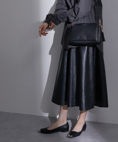 nissen(ニッセン)の「【販売終了】タッセル付きシンプルデザインショルダーバッグ(ショルダーバッグ・レディース・ブラック/グレイッシュベージュ・FREE)」の4枚目の写真