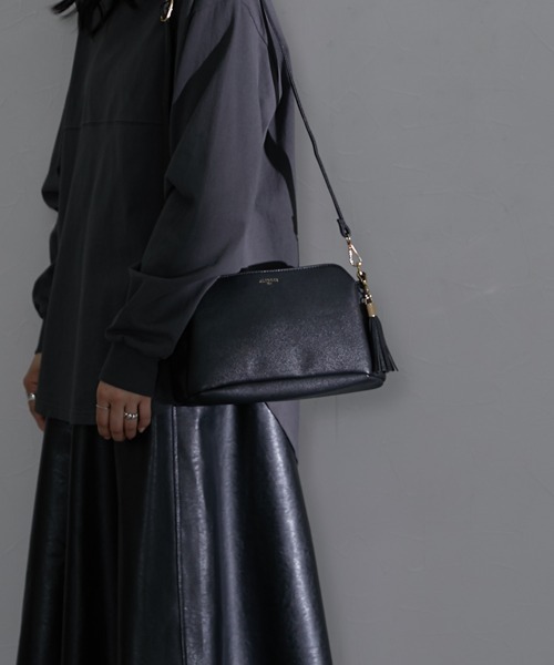 nissen(ニッセン)の「【販売終了】タッセル付きシンプルデザインショルダーバッグ(ショルダーバッグ・レディース・ブラック/グレイッシュベージュ・FREE)」の5枚目の写真