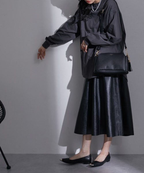 nissen(ニッセン)の「【販売終了】タッセル付きシンプルデザインショルダーバッグ(ショルダーバッグ・レディース・ブラック/グレイッシュベージュ・FREE)」の6枚目の写真