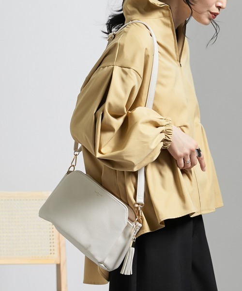 nissen(ニッセン)の「【販売終了】タッセル付きシンプルデザインショルダーバッグ(ショルダーバッグ・レディース・ブラック/グレイッシュベージュ・FREE)」の7枚目の写真