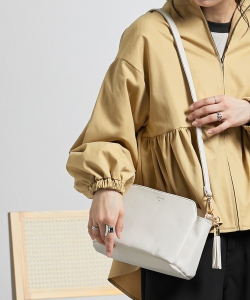 nissen(ニッセン)の「【販売終了】タッセル付きシンプルデザインショルダーバッグ(ショルダーバッグ・レディース・ブラック/グレイッシュベージュ・FREE)」の9枚目の写真