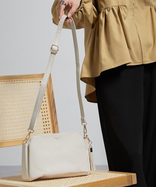 nissen(ニッセン)の「【販売終了】タッセル付きシンプルデザインショルダーバッグ(ショルダーバッグ・レディース・ブラック/グレイッシュベージュ・FREE)」の8枚目の写真