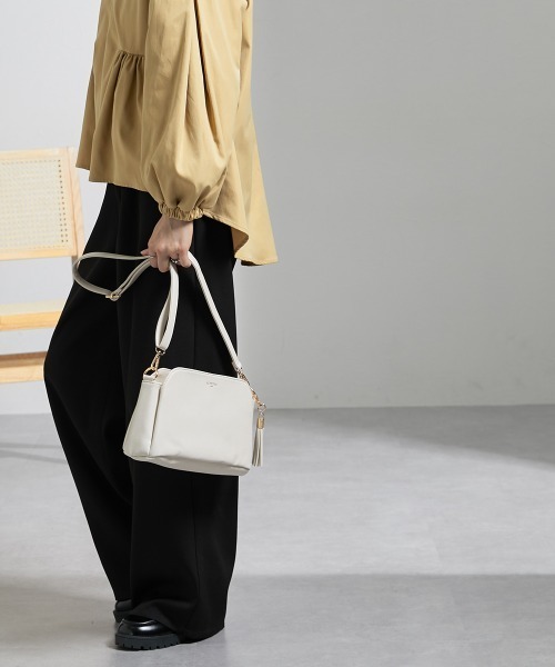 nissen(ニッセン)の「【販売終了】タッセル付きシンプルデザインショルダーバッグ(ショルダーバッグ・レディース・ブラック/グレイッシュベージュ・FREE)」の10枚目の写真