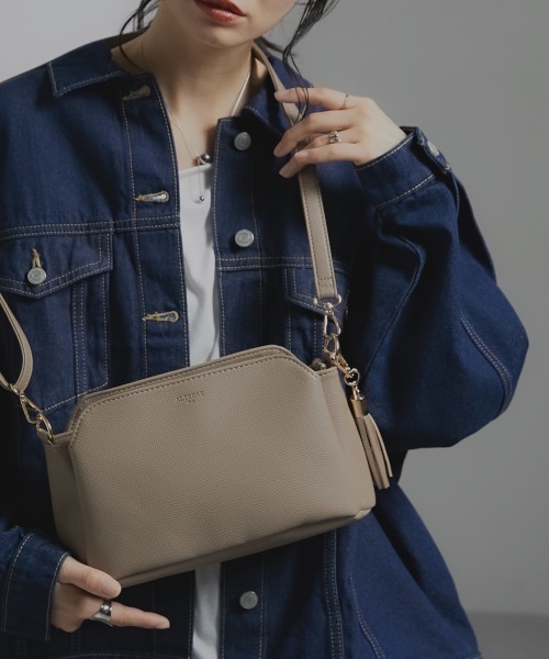 nissen(ニッセン)の「【販売終了】タッセル付きシンプルデザインショルダーバッグ(ショルダーバッグ・レディース・ブラック/グレイッシュベージュ・FREE)」の12枚目の写真