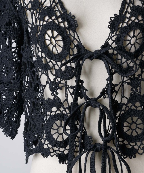 J1U by LA BELLE ETUDE（ジユウバイラベルエチュード）の「オリジナルクロシェニットハーフスリーブカーディガン（カーディガン/ボレロ・レディース・ホワイト/ブルー/ブラック・FREE）」の4枚目の写真