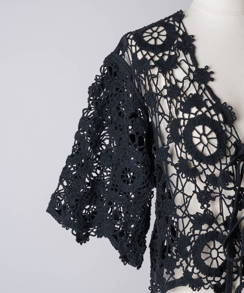 J1U by LA BELLE ETUDE（ジユウバイラベルエチュード）の「オリジナルクロシェニットハーフスリーブカーディガン（カーディガン/ボレロ・レディース・ホワイト/ブルー/ブラック・FREE）」の5枚目の写真