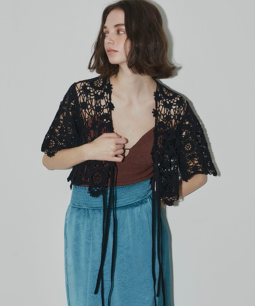 J1U by LA BELLE ETUDE（ジユウバイラベルエチュード）の「オリジナルクロシェニットハーフスリーブカーディガン（カーディガン/ボレロ・レディース・ホワイト/ブルー/ブラック・FREE）」の15枚目の写真