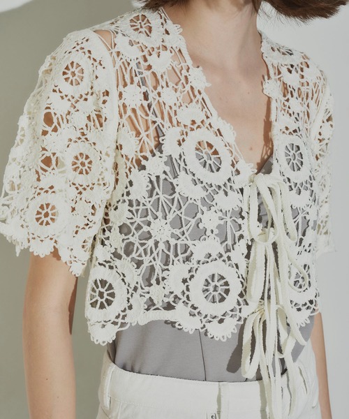 J1U by LA BELLE ETUDE（ジユウバイラベルエチュード）の「オリジナルクロシェニットハーフスリーブカーディガン（カーディガン/ボレロ・レディース・ホワイト/ブルー/ブラック・FREE）」の20枚目の写真