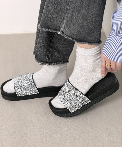 ad thie(アドティエ)の「ボリュームソール グリッターサンダル(サンダル・レディース・シルバー/ブラック・LARGE/MEDIUM)」の1枚目の写真