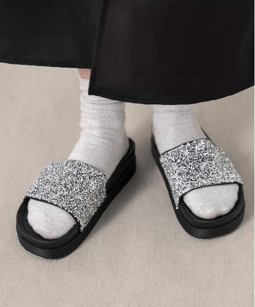 ad thie(アドティエ)の「ボリュームソール グリッターサンダル(サンダル・レディース・シルバー/ブラック・LARGE/MEDIUM)」の12枚目の写真