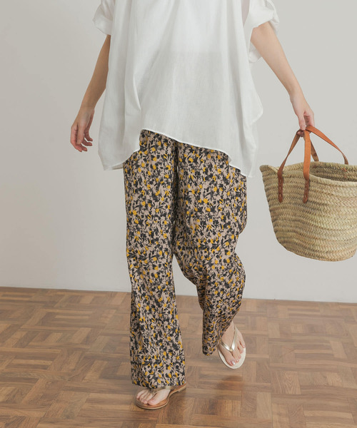 URBAN RESEARCH DOORS（アーバンリサーチドアーズ）の「『接触冷感/吸水速乾/イージーケア』フラワープリントドライタッチリラックスパンツ（その他パンツ・レディース・ブルー系その他/ベージュ系その他・MEDIUM）」の13枚目の写真