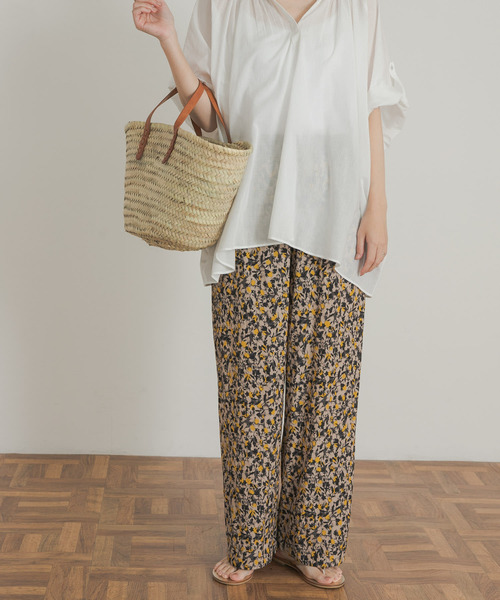 URBAN RESEARCH DOORS（アーバンリサーチドアーズ）の「『接触冷感/吸水速乾/イージーケア』フラワープリントドライタッチリラックスパンツ（その他パンツ・レディース・ブルー系その他/ベージュ系その他・MEDIUM）」の14枚目の写真