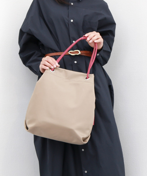 cache cache(カシュ カシュ)の「カシュカシュ cachecache / ナイロンツイル牛革付属ハトメショルダー(ショルダーバッグ・レディース・ピンク/グリーン/ベージュ系その他/イエロー・FREE)」の4枚目の写真