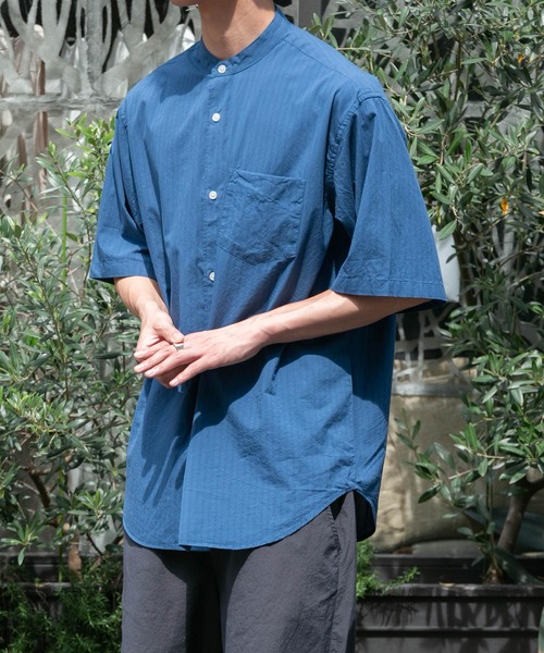 FORK&SPOON(フォークアンドスプーン)の「FORK&SPOON シアサッカーストライプバンドカラーシャツ(シャツ/ブラウス・メンズ・ブルー系その他/グレー系その他・4/5)」の2枚目の写真