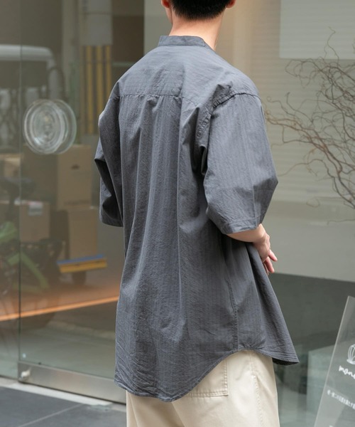 FORK&SPOON(フォークアンドスプーン)の「FORK&SPOON シアサッカーストライプバンドカラーシャツ(シャツ/ブラウス・メンズ・ブルー系その他/グレー系その他・4/5)」の9枚目の写真